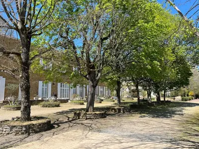 Jardin de l'établissement Loft dans un château en pierres dorées