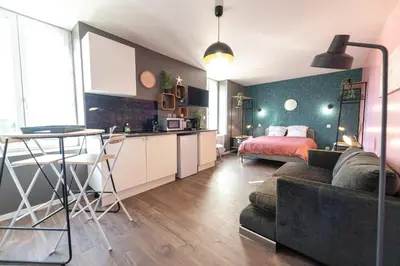 Cuisine ou kitchenette dans l'établissement KASA LOUNGE - Climatisation - Au calme
