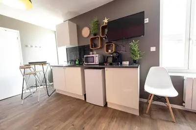 Cuisine ou kitchenette dans l'établissement KASA LOUNGE - Climatisation - Au calme