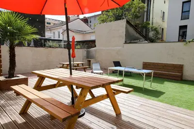 Terrasse ou espace extérieur de l'établissement MAISON LE GRATTE CIEL - séminaire ou famille, salle de réunion, 8 chambres Clim, Jardin & Salle de sport