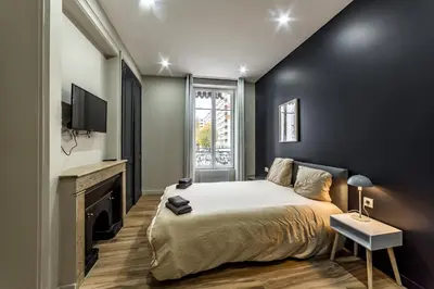 Un ou plusieurs lits dans un hébergement de l'établissement MAISON LE GRATTE CIEL - séminaire ou famille, salle de réunion, 8 chambres Clim, Jardin & Salle de sport