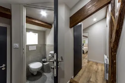Salle de bains dans l'établissement MAISON LE GRATTE CIEL - séminaire ou famille, salle de réunion, 8 chambres Clim, Jardin & Salle de sport