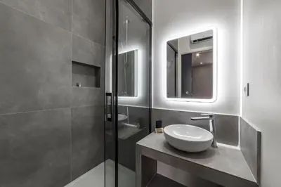 Salle de bains dans l'établissement MAISON LE GRATTE CIEL - séminaire ou famille, salle de réunion, 8 chambres Clim, Jardin & Salle de sport