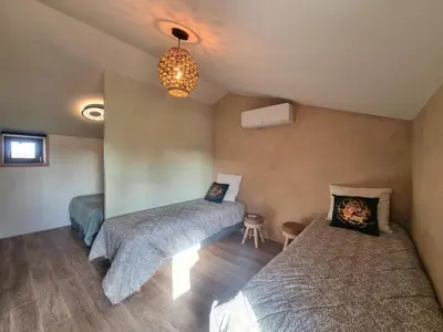 Un ou plusieurs lits dans un hébergement de l'établissement Gîte de Charme avec SPA et Parking Privé à la Campagne - FR-1-496-310