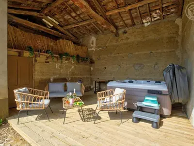 Plan de l'établissement Gîte de Charme avec SPA et Parking Privé à la Campagne - FR-1-496-310