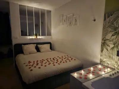 Un ou plusieurs lits dans un hébergement de l'établissement Suite romantique tropicale