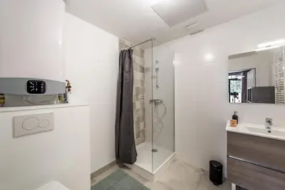Salle de bains dans l'établissement Superbe studio style industriel à Charbonnière