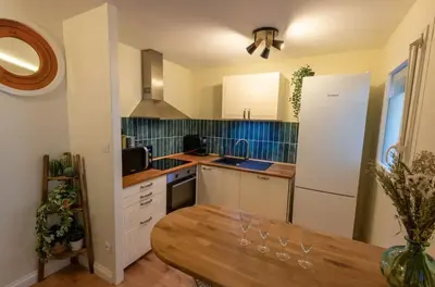Cuisine ou kitchenette dans l'établissement Balnéo & Sauna, séjour détente aux Teinturiers - Métro Charpennes - Garage