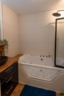 Salle de bains dans l'établissement Balnéo & Sauna, séjour détente aux Teinturiers - Métro Charpennes - Garage
