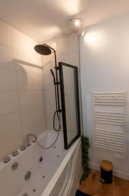 Salle de bains dans l'établissement Balnéo & Sauna, séjour détente aux Teinturiers - Métro Charpennes - Garage