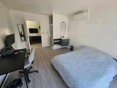 Télévision ou salle de divertissement dans l'établissement Le 14B