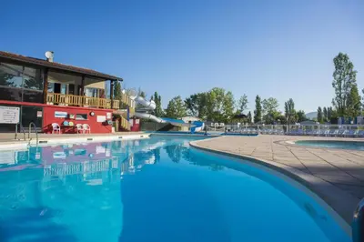 Piscine de l'établissement Les bords du Rhône ou située à proximité