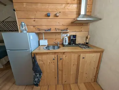 Cuisine ou kitchenette dans l'établissement Logement - Studio indépendant à Pérouges