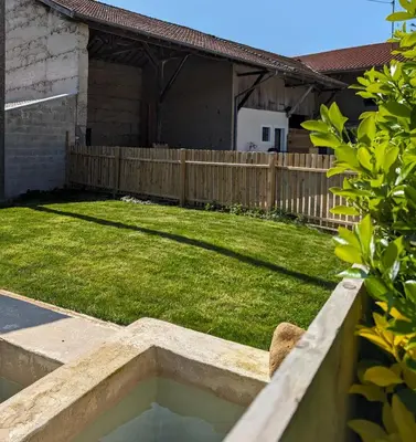 Jardin de l'établissement Logement - Studio indépendant à Pérouges