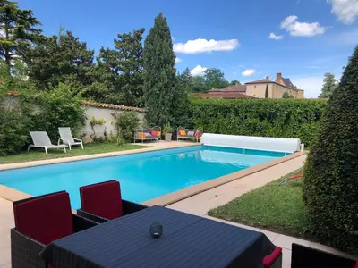 Piscine de l'établissement Les Loges de Bacchus ou située à proximité