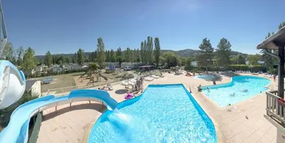 Piscine de l'établissement Bungalow confortable à Condrieu avec piscine partagée ou située à proximité