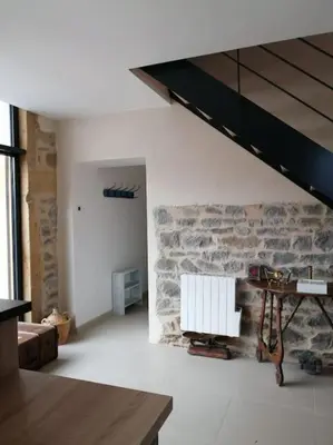 Coin salon dans l'établissement Maison entière au cœur des vignes des Trois Bacchantes !