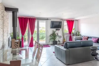 Coin salon dans l'établissement Appartement Fuychaa Proche de Lyon , Eurexpo , stadium , Aréna