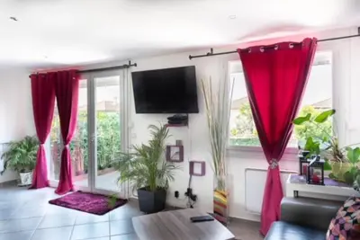Télévision ou salle de divertissement dans l'établissement Appartement Fuychaa Proche de Lyon , Eurexpo , stadium , Aréna