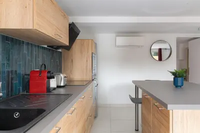 Cuisine ou kitchenette dans l'établissement Spacieux et Calme avec parking gratuit