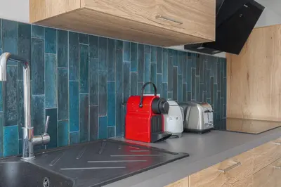 Cuisine ou kitchenette dans l'établissement Spacieux et Calme avec parking gratuit