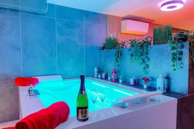 Piscine de l'établissement Expérience des sens ou située à proximité