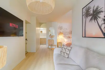 Télévision ou salle de divertissement dans l'établissement Suite Romantique et charmante parking