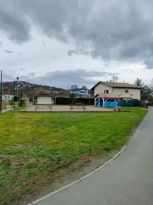 Vue générale sur la montagne ou vue sur la montagne depuis le camping
