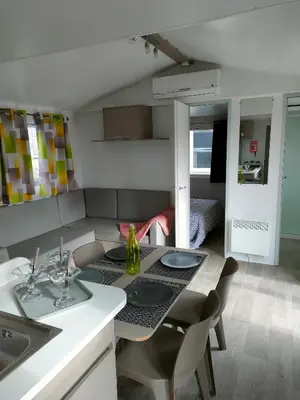 Cuisine ou kitchenette dans l'établissement Mobil-home Siblu Les Rives de Condrieu