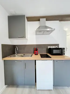 Cuisine ou kitchenette dans l'établissement Éclat Sérézin