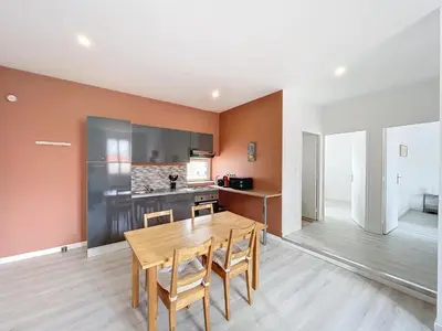 Cuisine ou kitchenette dans l'établissement Éclat Sérézin