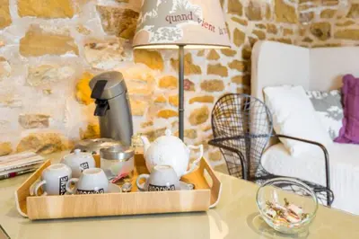 Coin salon dans l'établissement Les Terrasses Dorées - Chambres d'hôtes de charme & Jacuzzi