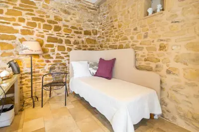 Coin salon dans l'établissement Les Terrasses Dorées - Chambres d'hôtes de charme & Jacuzzi