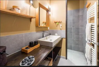 Salle de bains dans l'établissement Les Terrasses Dorées - Chambres d'hôtes de charme & Jacuzzi