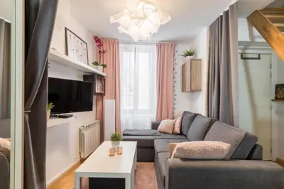Télévision ou salle de divertissement dans l'établissement Charming two-bedroom duplex Saxe Gambetta