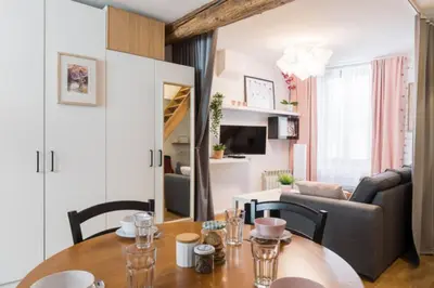 Télévision ou salle de divertissement dans l'établissement Charming two-bedroom duplex Saxe Gambetta