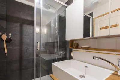 Salle de bains dans l'établissement Charming two-bedroom duplex Saxe Gambetta