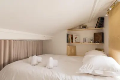 Un ou plusieurs lits dans un hébergement de l'établissement Charming two-bedroom duplex Saxe Gambetta