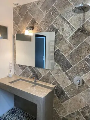 Salle de bains dans l'établissement Charmant appartement-20 min Lyon-proche Aéroport-Eurexpo