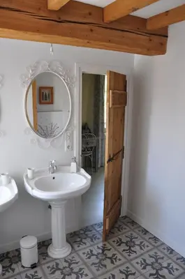 Salle de bains dans l'établissement B&B La Cerisaie
