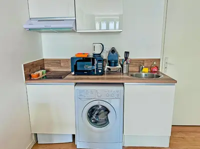 Cuisine ou kitchenette dans l'établissement Apt. and garage : Train station, Univ