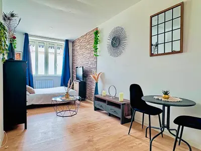 Coin salon dans l'établissement Apt. and garage : Train station, Univ