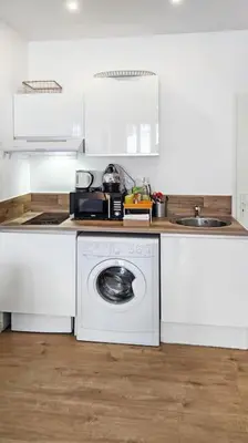 Cuisine ou kitchenette dans l'établissement Apt. and garage : Train station, Univ