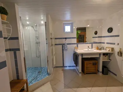 Salle de bains dans l'établissement Alix au pays des Pierres Dorées