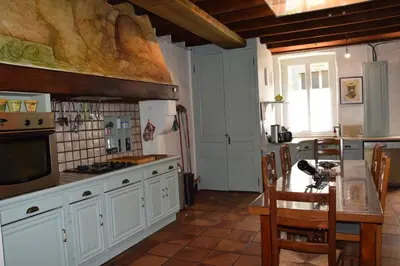 Cuisine ou kitchenette dans l'établissement Charme authentique à Corbas - Authentic Charm in Corbas - 120m2 of Comfort-6 personnes