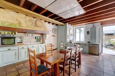Cuisine ou kitchenette dans l'établissement Charme authentique à Corbas - Authentic Charm in Corbas - 120m2 of Comfort-6 personnes