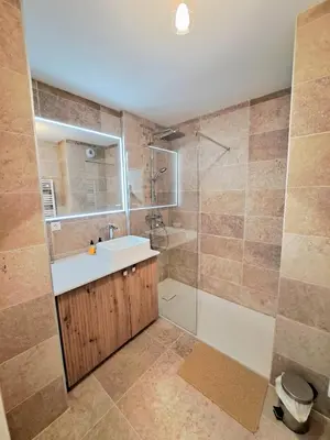 Salle de bains dans l'établissement Côté Parc, appart design avec terrasse