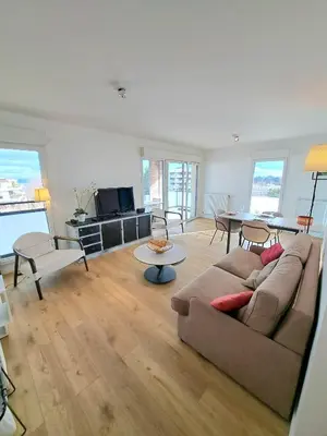 Télévision ou salle de divertissement dans l'établissement Côté Parc, appart design avec terrasse