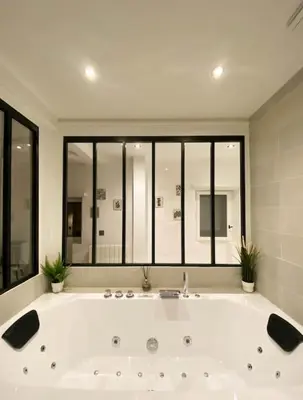 Salle de bains dans l'établissement L'Amanté Spa -Balnéo -Vieux Lyon