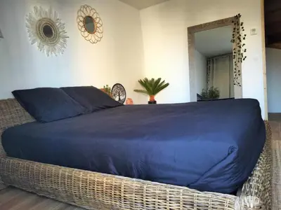 Un ou plusieurs lits dans un hébergement de l'établissement Maison Prestige Le Donjon des Plaisirs Jacuzzi